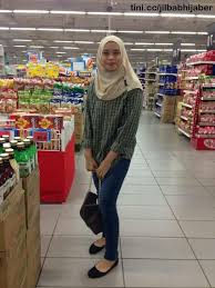 Cewek cantik ini berhijab tapi kok tidak pakai celana lupa atau khilaf ya cek lokasi gan sriwijaya aktual jual produk baju anak lucu cewek murah dan terlengkap september 2020 bukalapak. Photo Gaya Malu Malu Cewek Cantik Berjilbab Sedang Belanja Di Mall Gaya Gadis Berjilbab Gadis Cantik