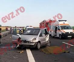 Un autoturism era oprit pe banda a doua și șoferul privea curios urmele lăsate de carambolul uriaș de dimineață. Accident Mortal Pe Autostrada A2 Traficul Este Complet Blocat Evenimentul Zilei