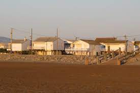 Lieu emblématique de l'aude, les maisons sur pilotis sont une véritable curiosité où il fait bon se ressourcer. Chalet Pour 6 Personnes Plage Des Chalets A Gruissan Location Vacances A Gruissan Plage Clevacances