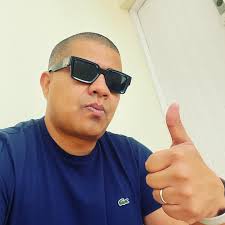 Aquí feliz mientras mi esposa se prueba vestidos para un matri 😂😂