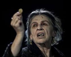 Lorna Raver, la actriz detrás del icónico papel de la señora Ganush en  'Arrástrame al Infierno' de Sam Raimi, falleció a los 81 años. Su  interpretación de la anciana gitana que lanza