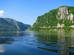 De la izvoarele sale din muntii padurea neagra si pana la varsare strabate variate forme de relief care imprima cursului dunarii cand un aspect de fluviu navalnic de munte cand un aspect de fluviu de ses cu ape linistite. Cnr Unesco