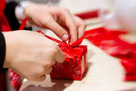 Egal ob geburtstag oder weihnachten, die geschenke werden ausgepackt, das papier auf einen haufen geworfen und verpackung geburtstagsgeschenk geschenke verpacken folie runder geburtstag kraftpapier. Geschenke Einpacken Anleitung Und Tipps Berlin De