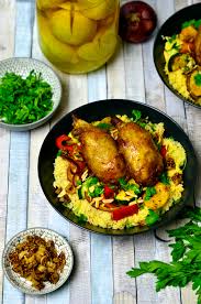 Op enorme schalen lag een berg zalige couscous met daarop kruidig gestoofde jackfruit, geroosterde pompoen en zachte pruimen. Vegan Chicken Drumsticks With Vegetable Couscous Discover Vegan