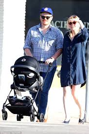 Avec un baby bump déjà bien rond, l'actrice américaine a finalement révélé être enceinte de son deuxième enfant. Kirsten Dunst And Fiance Jesse Plemons Out With Newborn Baby Ennis On Sunny Day In La Daily Mail Online