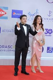 الذي يدخل في مواجهة شرسة مع هتلر (سيد رجب). ÙÙŠ Ø¸Ù‡ÙˆØ± Ù†Ø§Ø¯Ø± Ø²ÙˆØ¬Ø© Ù…Ø­Ù…Ø¯ Ù‡Ù†ÙŠØ¯ÙŠ ÙÙŠ Ø­ÙÙ„ Ø®ØªØ§Ù… Ù…Ù‡Ø±Ø¬Ø§Ù† Ø§Ù„Ø¬ÙˆÙ†Ø© Ø§Ù„Ø³ÙŠÙ†Ù…Ø§Ø¦ÙŠ ØµÙˆØ± Ø¨ÙˆØ§Ø¨Ø© Ø§Ù„Ø£Ù‡Ø±Ø§Ù…