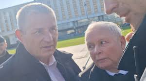 Miesięcznica smoleńska. Zdenerwowany Kaczyński szarpał wieniec