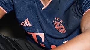 Die münchner zeigen ein neues design. Fc Bayern Munchen Stellt Neues Champions League Trikot Vor Eurosport