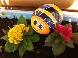 21 Rockpainting Ideas To Create Bright Accents For Garden Design And Outdoor Home Decor Painted Rocks Stone Crafts Garden Art