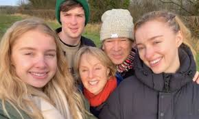 Boy kilo nereli kaç yaşında, yaşı ve sevgilisi. Corrie Star Has Best Reaction To Daughter Phoebe Dynevor S Bridgerton Role Hello