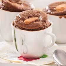 10 Recettes Etonnantes A Cuisiner Dans Une Tasse Pratico Pratiques Recipe Mug Cake Food Desserts