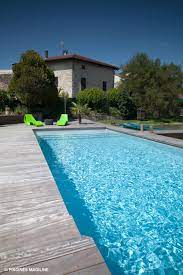 piscine magiline avec terrasse bois baignade ete jardin maison pierre detente http www m habitat fr piscine entre swimming pools amazing spaces pool