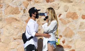 La cantante y actriz danna paola estaría estrenando romance con un joven, promesa de la música y la actuación, de quien estaría muy enamorada. Danna Paola Celebra Su Cumpleanos Con Alex Hoyer