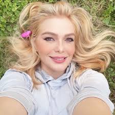 La vida cambia cuando tu pensamiento cambia. Tuve un caso de un paciente  que su trabajo consistía en llenar bombonas de gas. Acudió a mi consulta  porque sentía un inmenso vacío, creía