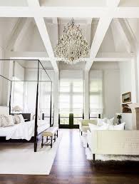 Stunning Master Bedroom With High Ceilings Chandelier And Seating Area Casas De Lujo Dormitorios Dormitorios Recamaras