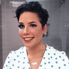 Halsey Queen Manic Foto Fotografia Pinterest Rojo Carmesi Belleza Fondo Pantalla In 2020 Short Hair Styles Halsey Celebrity Singers