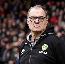 + лидс юнайтед leeds united u23 leeds united u18 leeds united молодёжь. Leeds United Marcelo Bielsa Der Trainer Der Seine Spieler Mull Sammeln Lasst Welt