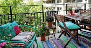 Un po' perché si tratta di un ambiente di risulta e di passaggio, piuttosto che di una stanza vera e propria, un po' perché spesso è uno spazio stretto e magari lungo. Come Arredare Un Balcone Lungo E Stretto Idee E Consigli D Arredo