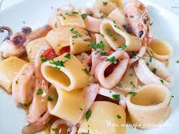 Spaghetti with swordfish, tomatoes, capers and pitted olives; Calamarata Con Pomodorini Scampi E Calamari Non Mangio Cioccolata