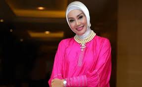 Tidak hanya perempuan dengan rambut terlihat, mereka yang berhijab pun turut menggunakannya. Tips Mengikat Rambut Wanita Berhijab