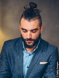 Dans les coiffures pour hommes aux cheveux longs, les cheveux attachés vers l'arrière ont toujours été tendance. Undercut Homme Coupe Tendance Et Moderne