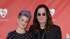 Kelly osbourne spricht ihrem vegan lebenden freund entscheidenden anteil an ihrer schlanken figur zu. Papa Komplex Kelly Osbourne Datet Einen Ozzy Doppelganger Promiflash De
