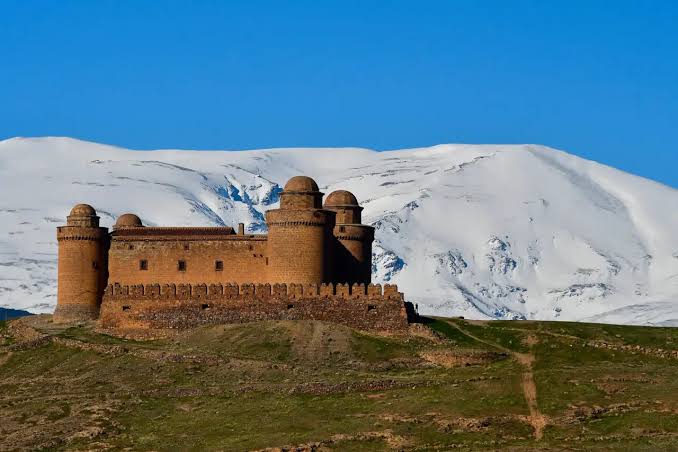 El pueblo de Andalucía con un castillo "que parece sacado de Dune"