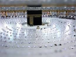 Bersamanya di sana allah banyak tolong ibu dan abahnya. Umat Islam Mula Tunaikan Ibadat Umrah