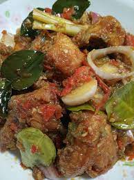 Masukkan bahan kisar, serai & daun kunyit. Resipi Ayam Cili Padi Tomyam Lauk Ringkas Mudah Masak
