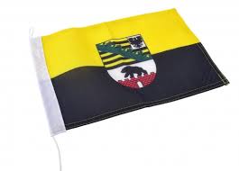 Die farben der wettiner, und somit die landesfarben von sachsen, waren ursprünglich alten das sächsische wappen entstand aus einer kombination der reichsfarben schwarz und gold in. Dienstflagge Sachsen Anhalt Mit Wappen Nur 9 95 Jetzt Kaufen Svb