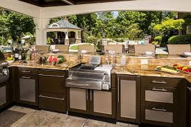 Quartz counters are made of 95% natural quartz granules and 5% resins and colorants. Best Outdoor Kitchen Countertop Ideas And Materials