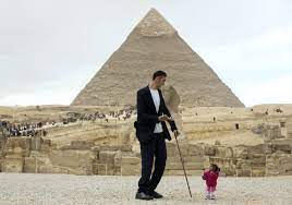 Il est considéré par le guinness world records comme l'homme le plus grand de la planète. L Homme Le Plus Grand Du Monde Rencontre La Femme La Plus Petite Du Monde Soirmag