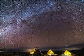 2021英仙座流星雨观赏位置+直播观看方式 观看时间：8月12日晚到13日凌晨 极大期出现时间：预计北京时间8月13日3时到6时 观赏位置：无须观测设备，野外视野开阔地点适合 公众可以通过相关天文观测软件找到英仙座所在的天空位置。 O6lwpyalbgm8bm