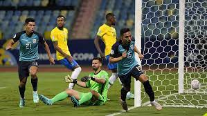 El central de brasil, miranda, en primer plano, y su compañero filipe luis durante una de las últimas prácticas previas al duelo de hoy frente a la. Bxrn R V1ancdm