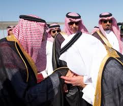 والدته هي الأميرة فهدة بنت فلاح بن سلطان بن حثلين، وجده من أمه راكان بن حثلين شيخ قبيلة العجمان. ØµÙˆØ± Ø§Ù„Ù…Ù„Ùƒ Ø³Ù„Ù…Ø§Ù† ÙŠØµÙ„ Ø¥Ù„Ù‰ Ù†ÙŠÙˆÙ… Ù…Ø¹Ù„ÙˆÙ…Ø§Øª Ù…Ø¨Ø§Ø´Ø±