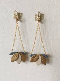 Boucles D Oreilles Nenuphar En Cuir Dore Et Bleu Elegantes Et Feminines Tendance Boheme Chic Bijoux En Cuir Bijoux Boucles D Oreilles En Cuir
