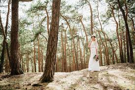 Bei uns findest du garantiert dein perfektes brautkleid in köln. Vertraumtes Wald Fotoshooting In Einem Brautkleid Von Amazon