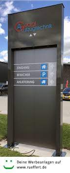 werbepylon in aufzugsturoptik logo durchgesteckt und mit led beleuchtet werbetechnik werbungwirkt werbepylone werbe werbetechnik beleuchten led technik