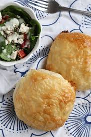 Rezept Kasebrotchen Wie Vom Backer Lavendelblog In 2020 Rezepte Brot Backen Einfach Brot Backen Rezept