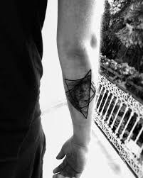50 Kleine Mannliche Tattoos Fur Manner Maskulin Design Ideen Mann Stil Tattoo In 2020 Tattoos For Guys Small Forearm Tattoos Tattoos