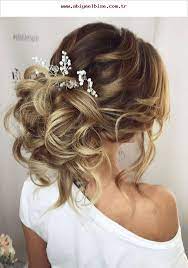 Bize en havalı saç kesimini sorsan, kesinlikle küt saç modelleri ilk üçe girer. Dugun Sac Modelleri Abiye Sac Modelleri Daginik Topuz Modelleri Abiye Modelleri Topuz Hair Styles Long Hair Styles Wedding Hairstyles Updo