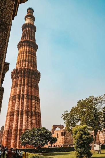 📍Qutub Minar, India Located in Delhi, this UNESCO World Heritage-listed tower was constructed in 1193 by Qutb-ud-din Aibak, the founder of the Delhi Sultanate, and later completed by his successors. Standing at