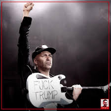 Tom Morello. Chitarrista dei Rage Against The Machine (e molto altro). È  successo un po' di tempo fa. Sulla sua chitarra, attacca un adesivo con  scritto: “FUCK Trump”. I soliti sottosviluppati lo