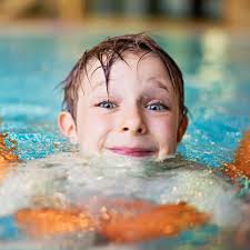 Kindern schwimmen beibringen