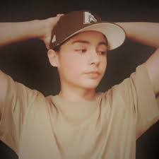 Denise Eves's Instagram, Twitter & Facebook