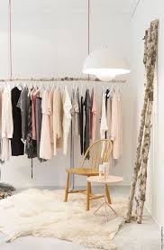 Comment Fabriquer Un Portant A Vetements Le Tuto De Mon Magasin General Idee Deco Dressing Placard Ouvert Presentoirs Suspendus