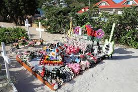 Sa veuve laeticia et ses deux filles sur la tombe de johnny hallyday le 5 décembre 2018, un an après la disparition du chanteur. La Tombe De Johnny Menacee Par Le Sable Et Les Crabes Soirmag