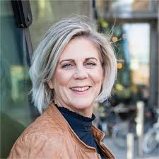 Ellen Arp's Instagram, Twitter & Facebook