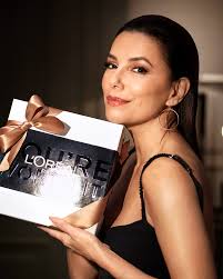 Merry Christmas from your L'Oréal Paris family ❤️ Eva Longoria Baston  unwraps the gift of elegance with the #LOrealParisGiftBox, a holiday  indulgence filled with timeless L'Oréal Paris essentials. The perfect treat  to