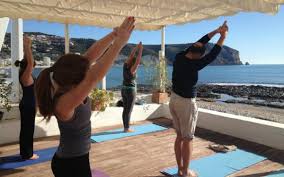 Een aantal van de mooiste europese landen hebben veel te bieden als het gaat om yoga en ontspanning. 10 Gorgeous Yoga Retreats In Europe Doyou